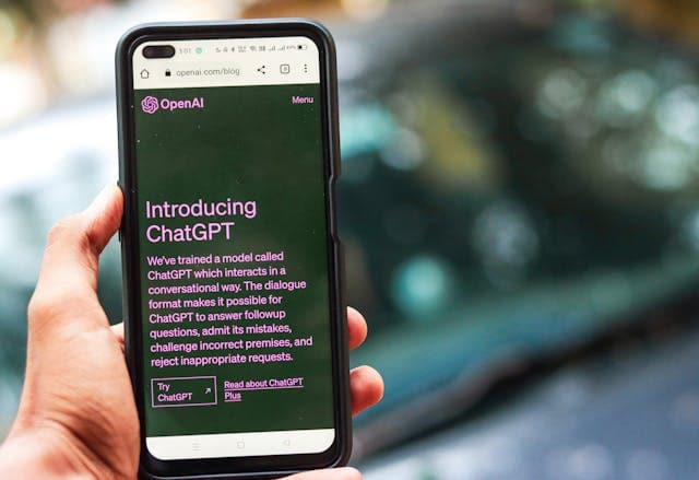 Person nutzt eine Sprachlern-App auf einem Smartphone, um eine neue Sprache zu erlernen.