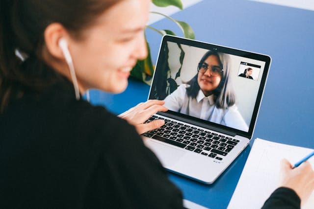 Person beim Lernen mit KI-gestütztem personalisierten Online-Sprachkurs auf Laptop – interaktives und adaptives Sprachtraining