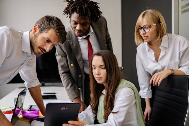 Mitarbeiter im Unternehmen bei KI-gestütztem Sprachkurs – flexible und effektive betriebliche Sprachbildung und Teamarbeit