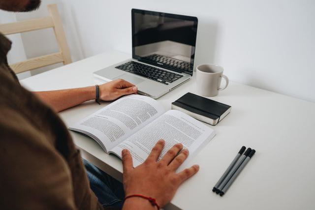 Online-Deutschkurs mit Laptop und Notizbuch zum Deutschlernen