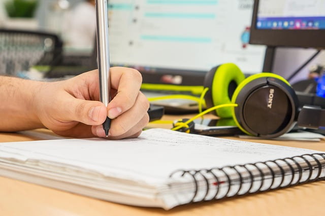 Deutsch lernen mit Notizen und Laptop am Schreibtisch