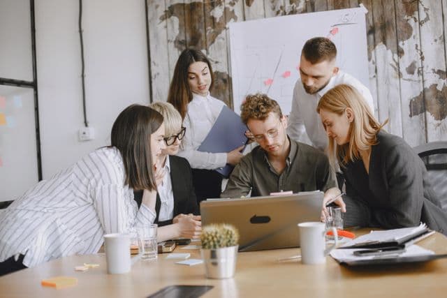 Berufstätige besprechen gemeinsam Dokumente in einem internationalen Büro