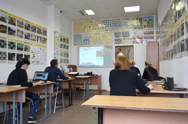 Blended Learning: Kombination aus digitalem und traditionellem Lernen mit Tablets und Büchern