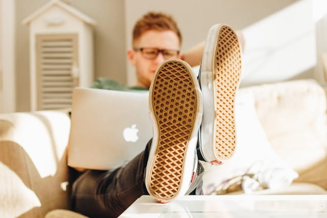 Lernen von Sprachkursen online zu Hause mit Laptop und Kopfhörern