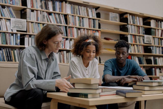 Menschen lernen gemeinsam Deutsch mit Büchern und Notizen – Alltagsstrategien für schnelles Sprachenlernen
