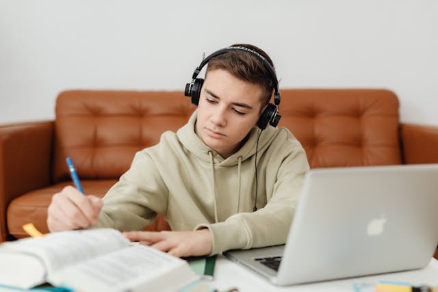 Kreatives Deutschlernen: Ideen und Methoden für den Alltag mit Notizen, Musik und digitalen Tools