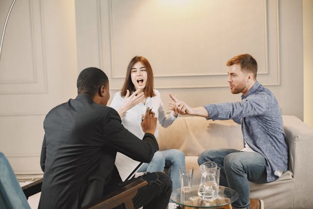 Englischunterricht mit interkulturellem Fokus: Schüler üben Rollenspiele, um kulturelle Unterschiede und Kommunikation zu verstehen.