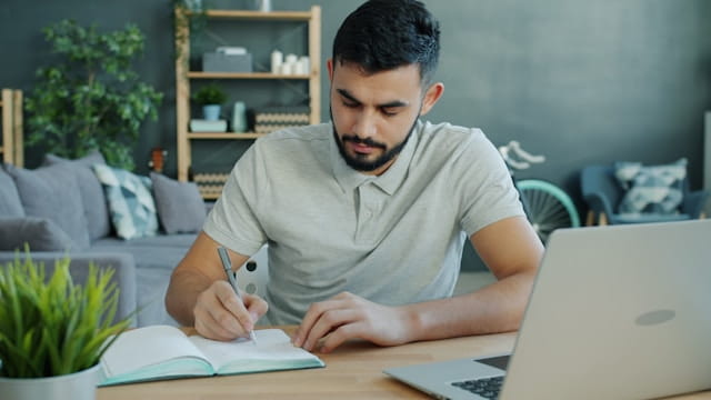 Online-Deutschkurs von zu Hause aus lernen mit Laptop