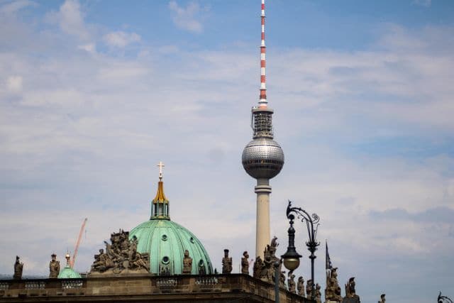 Berliner Fernsehturm und Dom – kulturelle Highlights für Deutschlernende in Deutschland