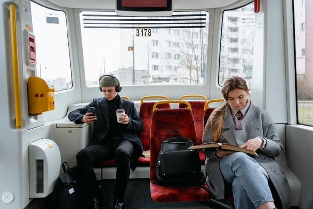 Deutschlernen mit einer Sprachlern-App während der Fahrt